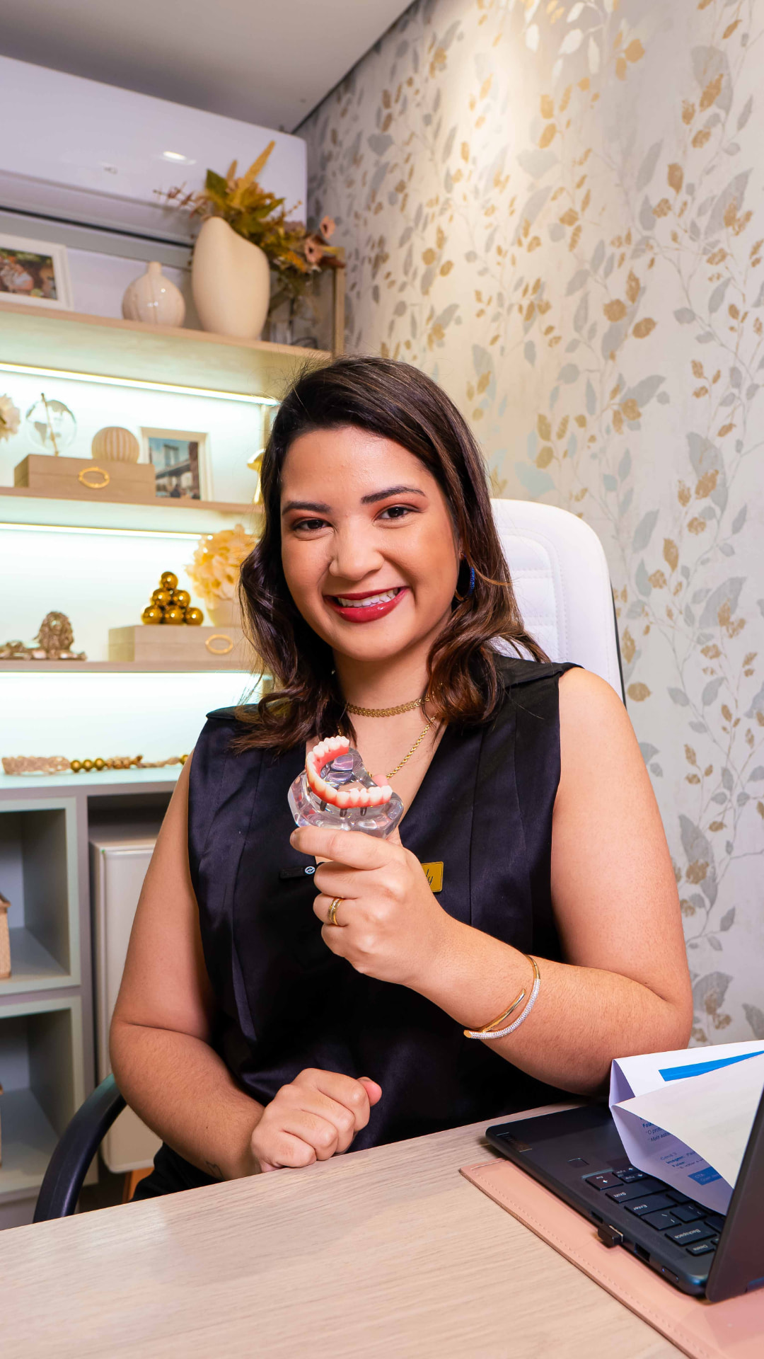 Dra. da Odonto Italy em atendimento no consultório em Londrina